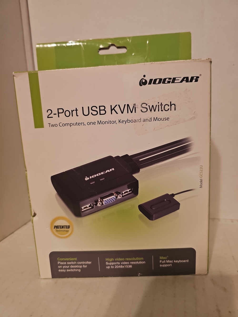 IOGEAR 2-Port USB KVM Switch in White and Green Packaging